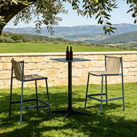 Ensemble de bar d'extérieur commercial avec table haute et chaises de bar pour complexe hôtelier