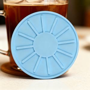 Sous-verres ronds en silicone personnalisés de haute qualité, colorés et antidérapants, parfaits pour empêcher le thé et le café chauds de glisser - Product Image 1