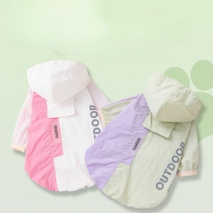 Chaqueta Ligera de Poliéster para Perro, Abrigo de Verano para Perros Pequeños, Colores Rosa y Morado, con Capucha y Estampado de Letras - Product Image 1