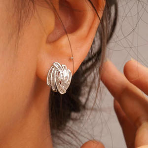 Orecchini a Perno in Oro Bianco E2411 con Diamanti Taglio Baguette, Gioielli di Lusso Geometrici da Donna con Incastonatura a Canale - Product Image 6