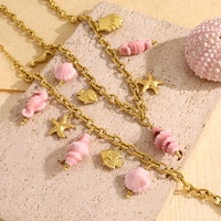 Bijoux transfrontaliers : Bracelet doux style plage avec étoiles de mer et pendentifs ; Collier en céramique coquillage et hippocampe