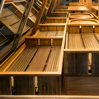 Vitrine d'îlot de boulangerie personnalisée avec cadre en bois et verre trapézoïdal incliné pour pâtisserie