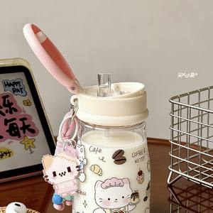 Gobelet à eau rose adorable en forme de chat - un gobelet en plastique unique et portable de grande capacité avec paille, inédit ailleurs. - Product Image 5