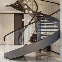 Escaliers intérieurs incurvés modernes et luxueux sur mesure pour villas avec garde-corps en acier inoxydable et bois, verre, éclairage LED, forme en spirale