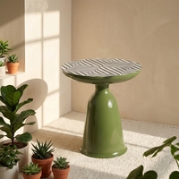 Table d'appoint ronde sculpturale moderne avec plateau en carreaux à motifs géométriques et piétement en métal brillant pour salon et décoration d'hôtel