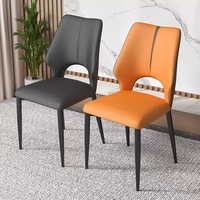 Chaise de salle à manger en métal de luxe léger, revêtement en cuir, design moderne et minimaliste pour bars et restaurants, rehaussant l'élégance.