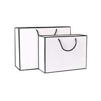 Sacs à provisions en carton recyclables écologiques blancs de luxe estampage à chaud conception de logo personnalisé pour vêtements chaussures en papier d'art