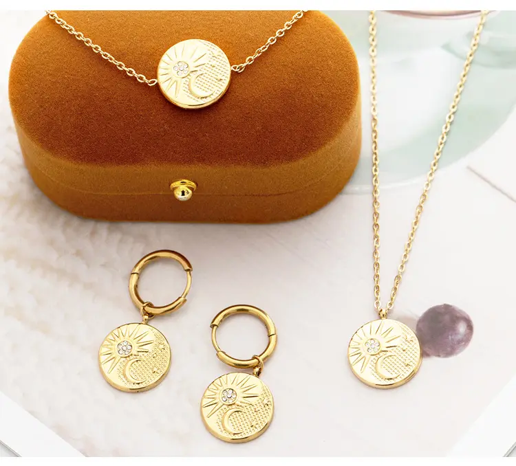 Emas Pvd Plating Stainless Steel Sun Moon 3D Embossed Putaran Liontin Kalung Tarnish Gratis Anting Set untuk Wanita