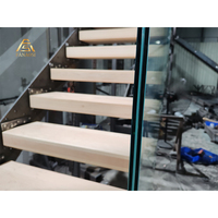 Escalier moderne en acier à tubes carrés à marches ouvertes, cadre thermolaqué avec marches en bois massif pour maison duplex