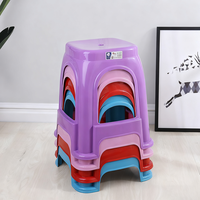 Tabouret Moderne en Plastique Extra Épais pour la Vente en Gros : Chaise de Table à Manger Carrée pour la Maison, Tabouret Haut pour Adultes pour le Salon.