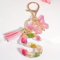 Vente directe d'usine, porte-clés en résine avec fleurs séchées en forme de papillon, porte-clés personnalisé avec initiale en résine florale