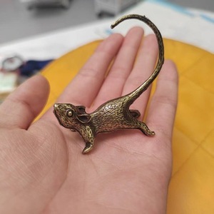 1 pièce Ornement plaqué laiton, figurine de thé chinoise, petite souris à longue queue, style rétro, plaqué cuivre - Product Image 1