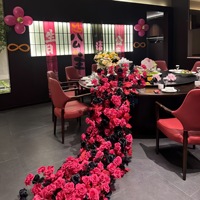 Chemin de table floral moderne en soie fait main, réaliste et de couleur personnalisée, avec fleurs artificielles pour la Saint-Valentin