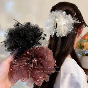Nouvelle pince à cheveux pivoine et plume, pince requin de luxe et tendance, élégante et raffinée. - Product Image 4