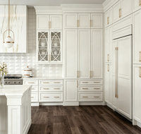 Armoire de cuisine sur mesure de luxe blanche à panneaux surélevés avec porte en verre décorative, quincaillerie dorée, grand îlot de cuisine pour la rénovation de la maison