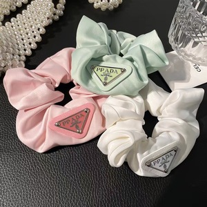 Élastiques à <span class=keywords><strong>cheveux</strong></span> de marque de créateur avec grande lettre P, accessoires en satin pour femmes, chouchous personnalisables avec logo, élastiques à <span class=keywords><strong>cheveux</strong></span> <span class=keywords><strong>vintage</strong></span> très élastiques - Product Image 1