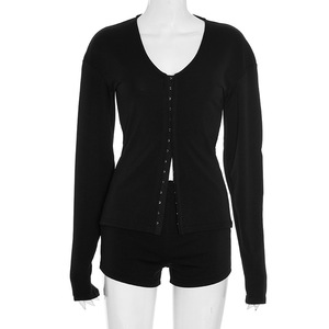 สินค้าขายดีสำหรับผู้หญิงมาใหม่: เสื้อคาร์ดิแกนคอวีติดกระดุมเข้ารูปพร้อมแขนยาวและกางเกงขาสั้น ชุดเซ็ต 2 ชิ้น แฟชั่น - Product Image 5