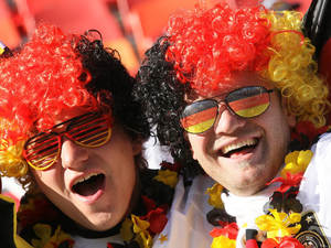 Nuoxin Günstiger Preis Akzeptieren Sie benutzer definierte verschiedene Land flagge Farbe Fußballfans PET Chemiefaser Explosion Perücke für Party Dekor - Product Image 3