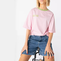 T-shirt personnalisé 2026 pour femme, imprimé lettres rayées, color block rose clair et vert, avec logo arrière surdimensionné, style vintage OEM