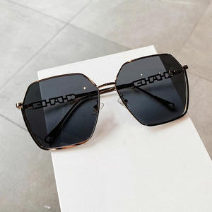 เฉาแว่นกันแดดทรงไม่สมมาตรสำหรับผู้หญิงสีดำทองเลนส์ Ac ป้องกันรังสียูวี 400 ประเภท 3 แว่นกันแดดแฟชั่นสไตล์สตรีท - Product Image 5