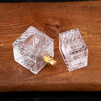 Bouteille en verre de luxe 100 ml carrée avec pulvérisateur et capuchon – Stock disponible