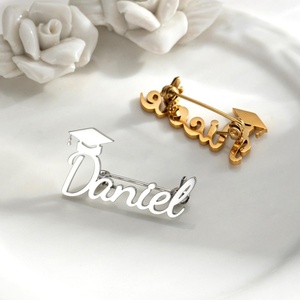 Broche Conmemorativo de Graduación para Estudiantes, de Acero Inoxidable, con Nombre en Inglés, Diseño de Birrete Doctoral, Simple y Sofisticado - Product Image 1