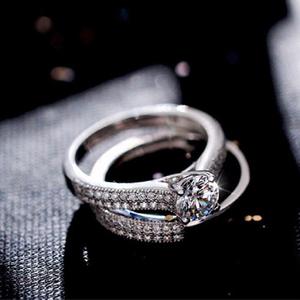 Anello di fidanzamento da donna in argento S925 con diamante sintetico taglio brillante rotondo e pietre laterali per matrimonio - Product Image 2