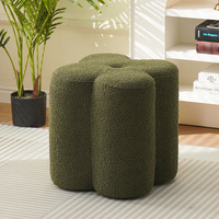 Pouf moderne en forme de trèfle marron clair, élégant et moelleux, idéal pour chambre à coucher, appartement ou fauteuil de salon.