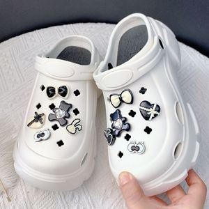 Ensemble de breloques pour chaussures Ours Noir et <span class=keywords><strong>Blanc</strong></span>, décorations mignonnes en forme d'ours de <span class=keywords><strong>dessin</strong></span> <span class=keywords><strong>animé</strong></span> pour sabots, accessoires DIY pour chaussures <span class=keywords><strong>Croc</strong></span> - Product Image 1
