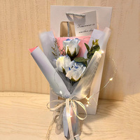 Cadeau pour la Journée de la Femme et la Journée des Diplômés pour petite amie - Petit bouquet de roses, fleurs éternelles, longue durée (3-5 ans), 35x16x10cm, sac cadeau