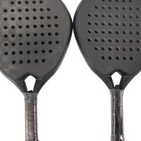 Raquette de padel en fibre de carbone mate à motif damier avec design creux pour l'absorption des chocs, taille de grip G2, sans logo, options personnalisables