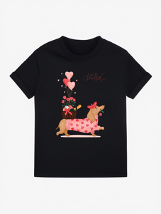 T-shirt girocollo da donna taglie forti AniDog con stampa Bassotto, cuore e cappello rosso, casual, alla moda, primavera estate, regalo di San Valentino - Product Image 1