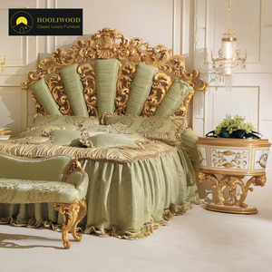 Lit classique de meubles de chambre à coucher dans des couleurs vert clair et tables de nuit avec incrustations et nacre - Product Image 1