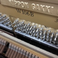   Piano droit W106B finition noir brillant pour la performance et la pratique quotidienne