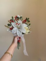 Buatan tangan, Unik. Buket Bunga Lily, Buket Pernikahan, Bunga Berhias Manik-Manik, Buket Kustom. Pengantin Wanita Memegang Sekelompok Bunga Lily.
