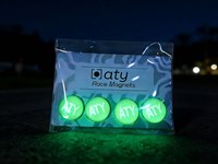 Nouveaux clips lumineux pour dossards de marathon 2026, attaches personnalisées professionnelles pour dossards de course nocturne et de soirée
