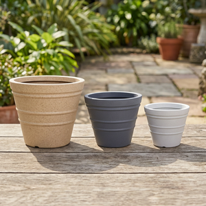 Ensemble de pots de fleurs en plastique modernes en beige, gris et blanc pour l'utilisation en extérieur dans le jardin, style minimaliste - Product Image 2