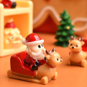 Figurine de Noël : Traîneau de rennes et Père Noël en résine pour la décoration de paysages miniatures faits main - Product Image 2