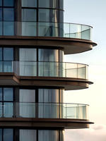 Système de balustrade en verre à base d'aluminium robuste et moderne avec profil en U pour balcon de villa, finition poli miroir, clôture de sécurité