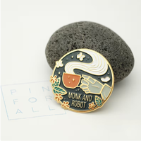 Pin Kerah Logam Berlapis Emas Kustom dengan Cetak Letterpress Desain Modern untuk Hadiah Hari Nasional Dekorasi Pernikahan & Promosi