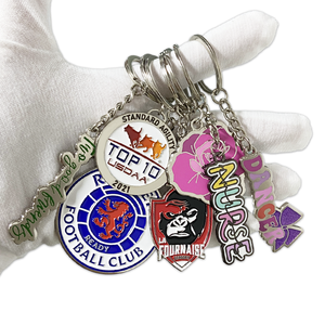 様々な色のカスタムハート型亜鉛合金キーホルダー、ロゴやテキストをカスタマイズ可能、ファッション販促ギフトキーリング、卸売 - Product Image 3