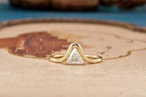 Bague en diamant à taille triangulaire, magnifique, élégante pour femme, design moderne avec pierre précieuse étincelante, parfaite pour les occasions spéciales - Product Image 5