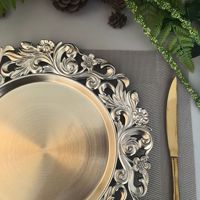 Assiettes de présentation de luxe ajourées sculptées, rondes, à motif floral vintage, pour la décoration de tables d'hôtel, d'événements et de mariages