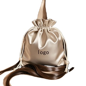 Pochette d'emballage personnalisée avec logo pour perruques, sacs cadeaux, pochette à cordon en satin de luxe pour bijoux - Product Image 1