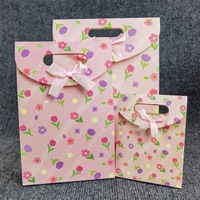 Vente en gros de sacs en papier kraft personnalisés avec poignées pour les vêtements, les chaussures, les courses et les chaussettes. L'emballage comporte votre propre logo imprimé.