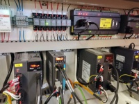 Hochwertige Geräuscharme CNC-Glasschneidemaschine mit Faserlaser-Positionierung Motorgetrieben 380V 10KW 800-1000 Stück/Tag Kapazität
