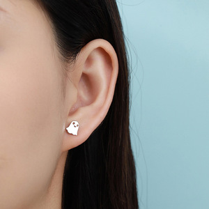Orecchini a Perno con Fantasmino Sorridente, Gioielli Minimalisti a Tema Festivo, Eleganti Orecchini da Donna - Product Image 4