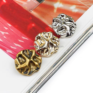 เสื้อโค้ทผ้าแชมเบรย์กระดุมเย็บด้วยมือแบบไม่สม่ำเสมอทำจากโลหะกระดุมทรงวินเทจ - Product Image 2