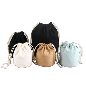 Sacs cadeaux promotionnels personnalisés en toile de coton recyclé, écologiques, réutilisables, durables, à fond rond, avec cordon de serrage - Product Image 1