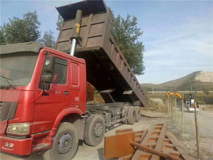 Camion benne HOWO bleu, poids lourd, avec moteur Weichai 375, faible nombre d'heures de fonctionnement, Euro 5, année 2024, 6x4 - Product Image 5